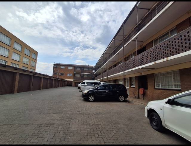2 BEDROOM FLAT FOR SALE IN VEREENIGING CENTRAL